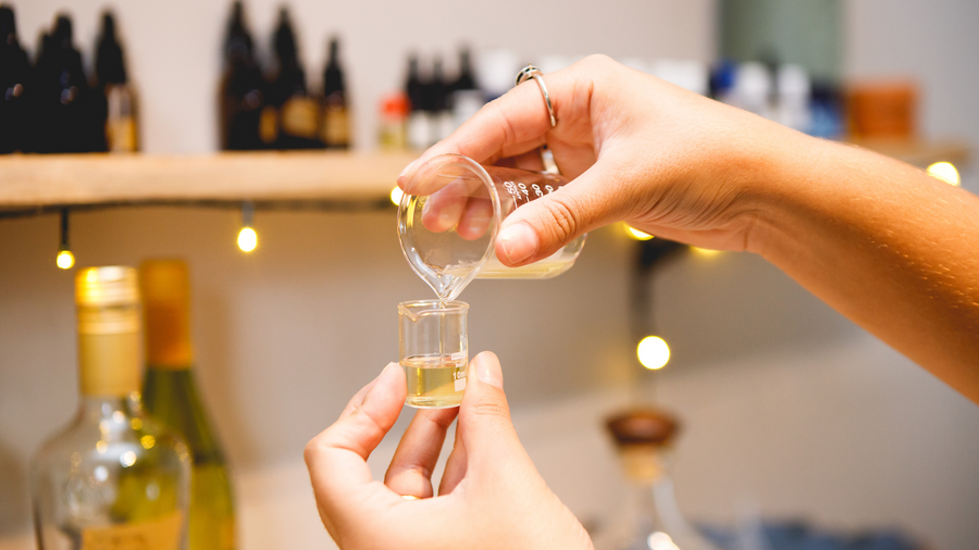 Apa itu Maserasi Parfum? Rahasia Aroma Parfum yang Kaya dan Tahan Lama