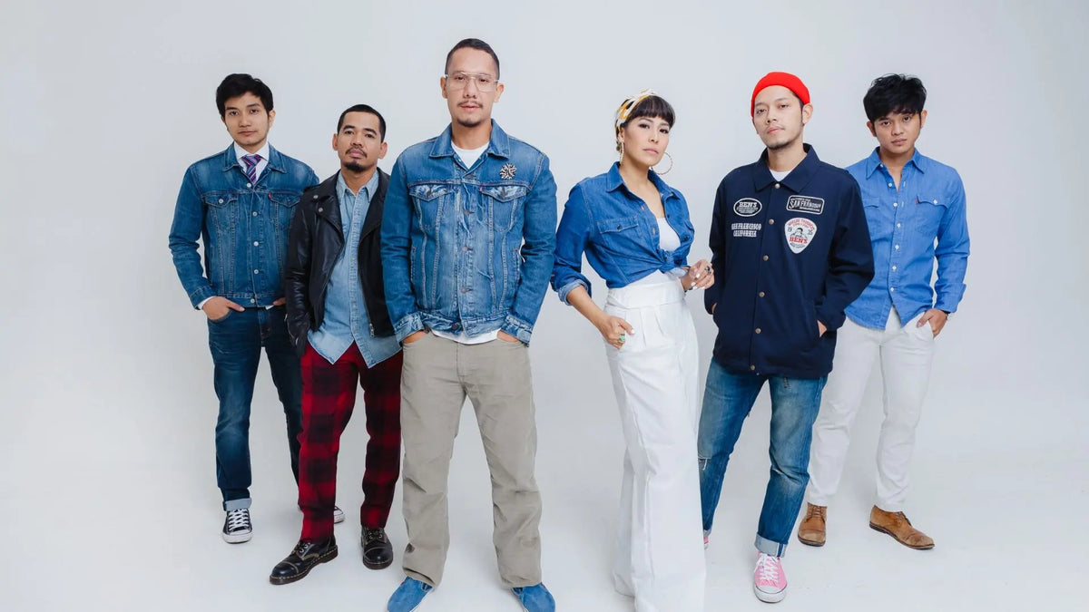 Potret grup Maliq & D'essentials di studio dengan outfit jeans yang senada