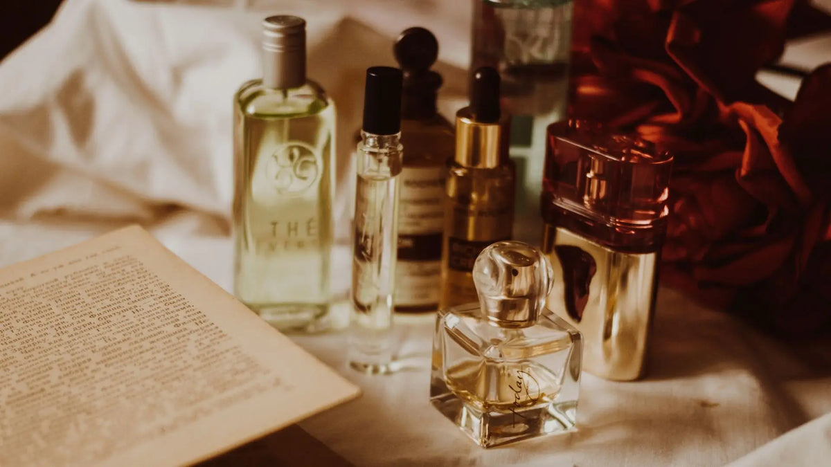 Sejumlah botol parfum dengan kemasan yang berbeda