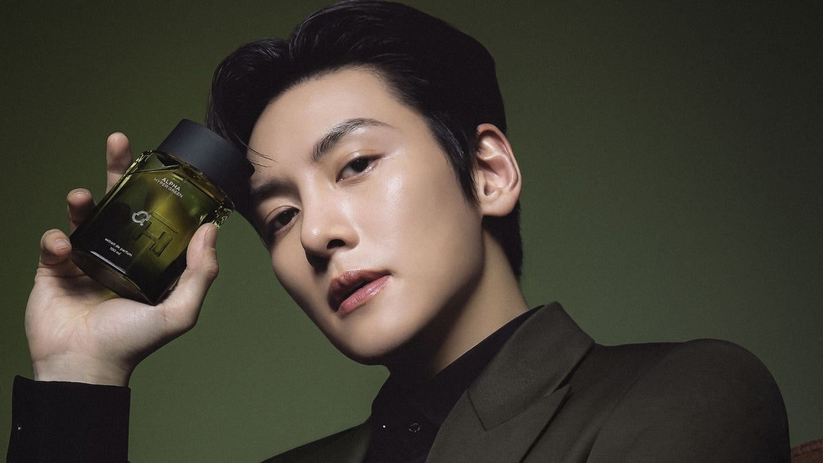 Ji Chang-Wook memegang botol Alpha Hyper Green di dekat kepalanya dengan latar hijau