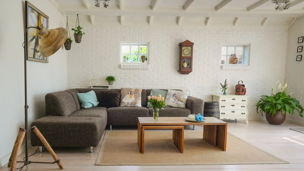 ruang tamu dengan dominasi warna cream-coklat dan ornamen kayu