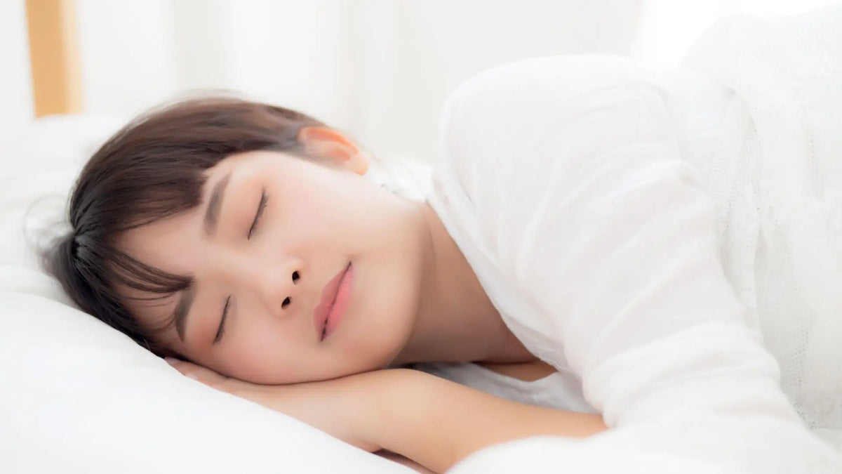 Seorang wanita sedang tidur dengan nyenyak