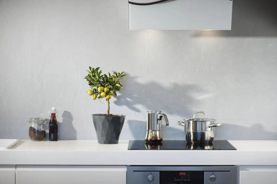 Peralatan dapur dan pot di atas countertop