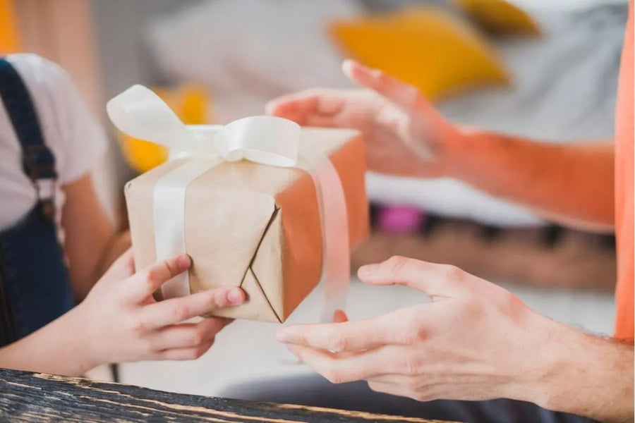 seseorang yang memberi hampers pada orang lain