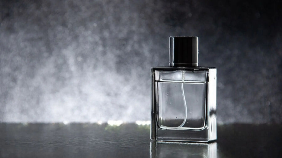 botol parfum dikelilingi asap