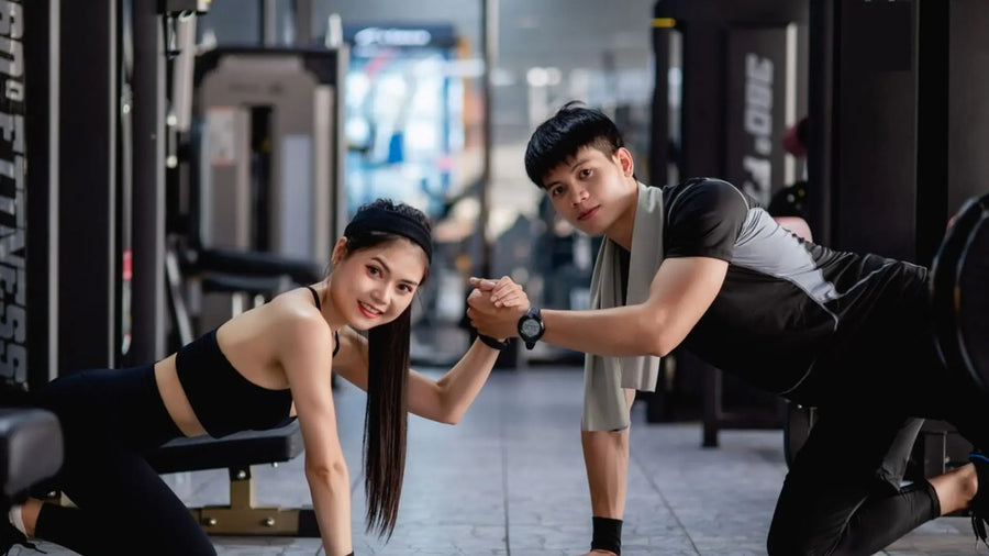 Pria dan wanita muda berjabat tangan di gym