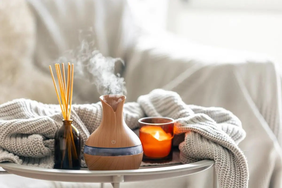diffuser dan lilin aroma terapi di atas meja