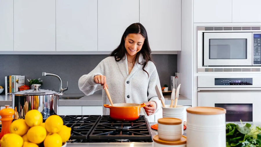 orang yang sedang memasak di dapur