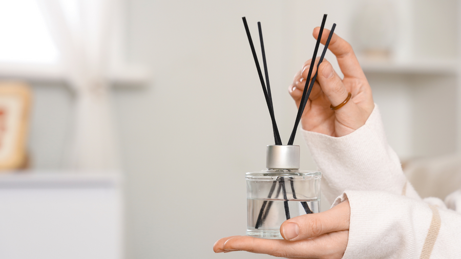 Sejarah Reed Diffuser: Evolusi, Cara Kerja, dan Pilihan Stick yang Tepat untuk Pengharum Ruangan